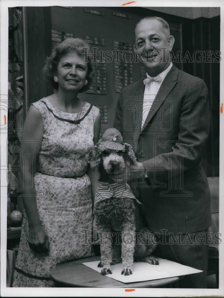 1966 Press Photo Mrs. Ralph Locher with Gabe Paul and the Basebaelle mascot dog- Historic Images