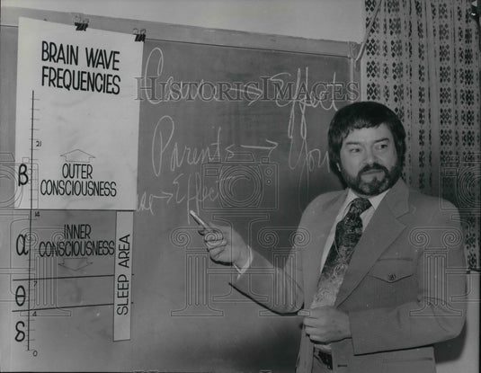 1977 Press Photo Dr Ken McCaulley on cause & effect to learn infinite capacity - Historic Images