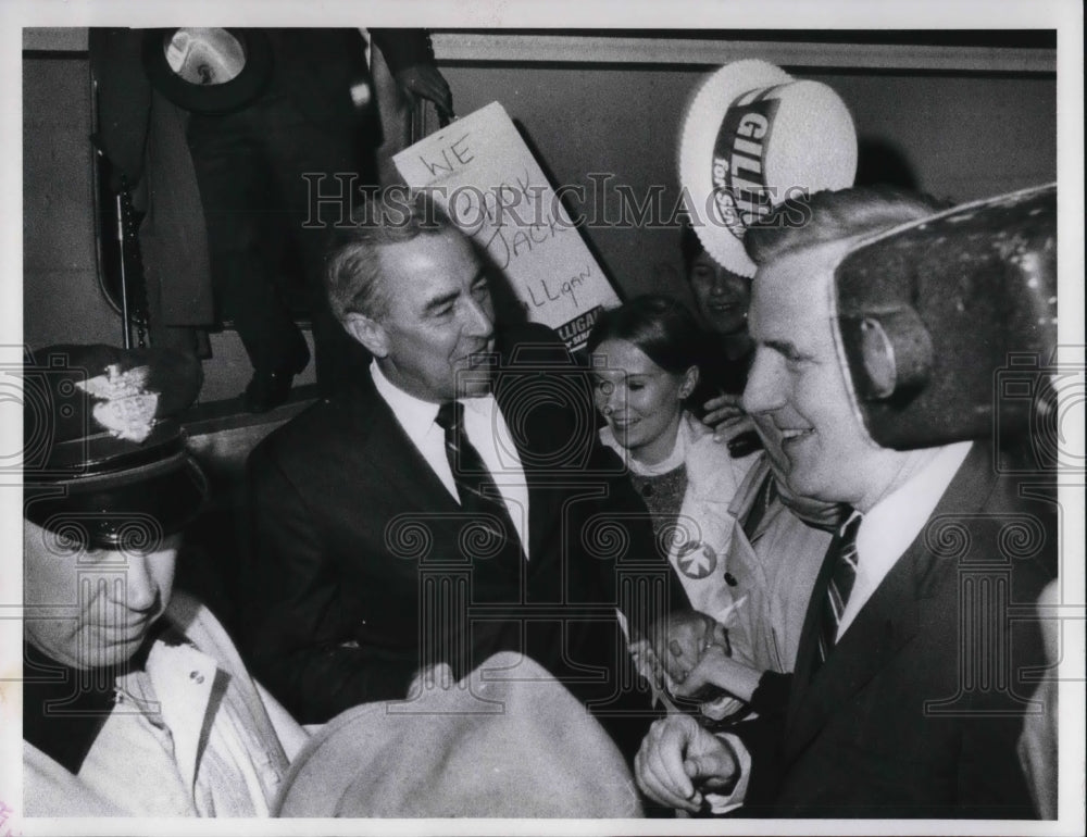 1968 Press Photo Sen Eugene J. McCarthy arrives at Burke Airport - Historic Images