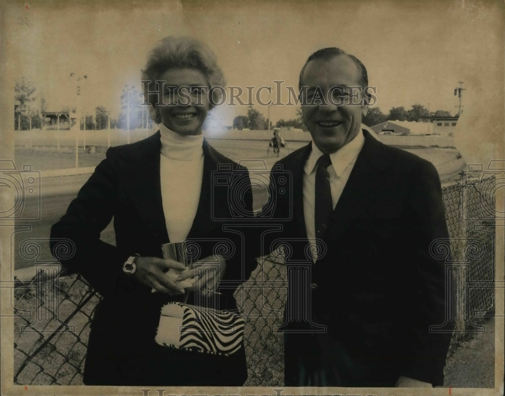 1974 Press Photo Mrs. Arthur Modell and High O&#39;Neill III at horse show - Historic Images