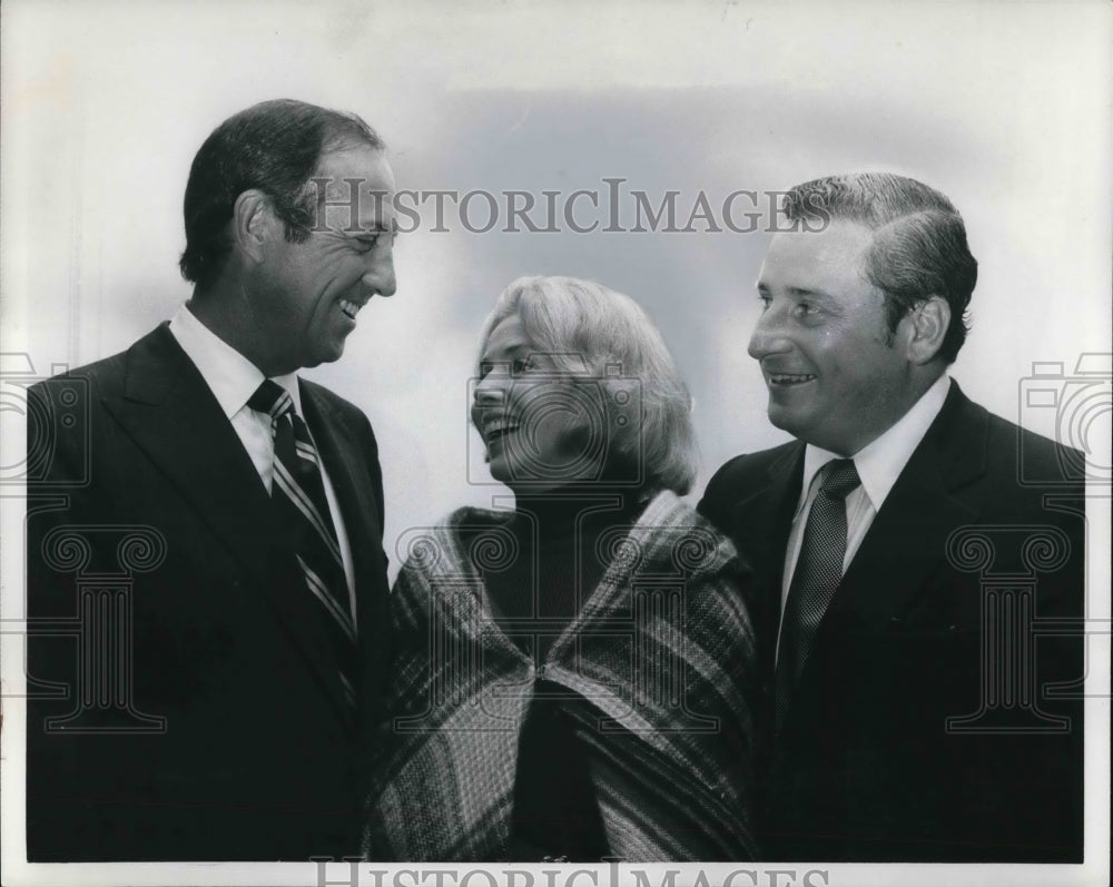 1973 Press Photo Mr &amp; Mrs Art Modell w/ Pete Rozelle, Commissioner NFL - Historic Images