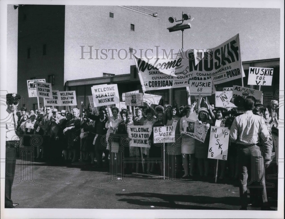 1968 Press Photo Crowd greets Sen. Edward C. Muskie, VP campaign in Cleveland - Historic Images