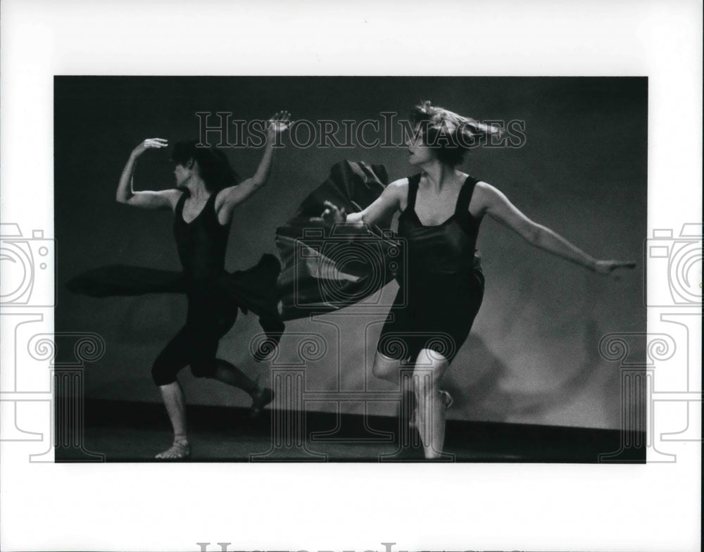 1992 Press Photo Lucinda Lavelli and Janet Ko Moses performs Images of Female - Historic Images