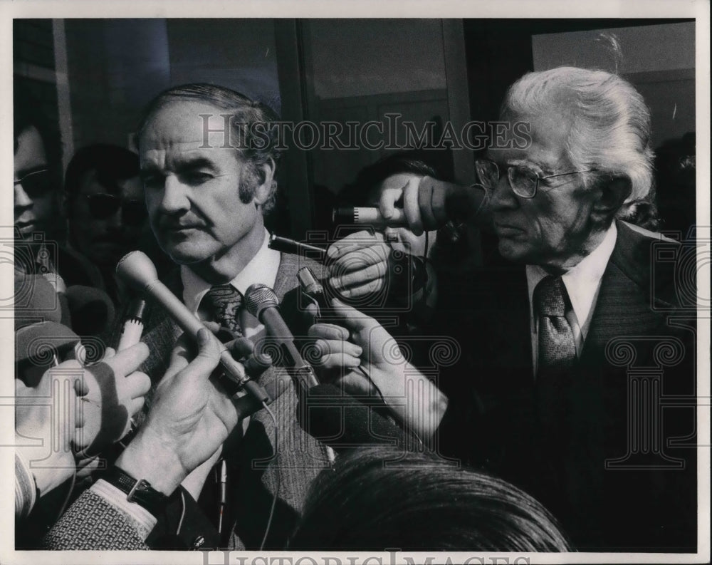 1972 Press Photo Senator George McGovern with Hoevard Metzenharem - Historic Images