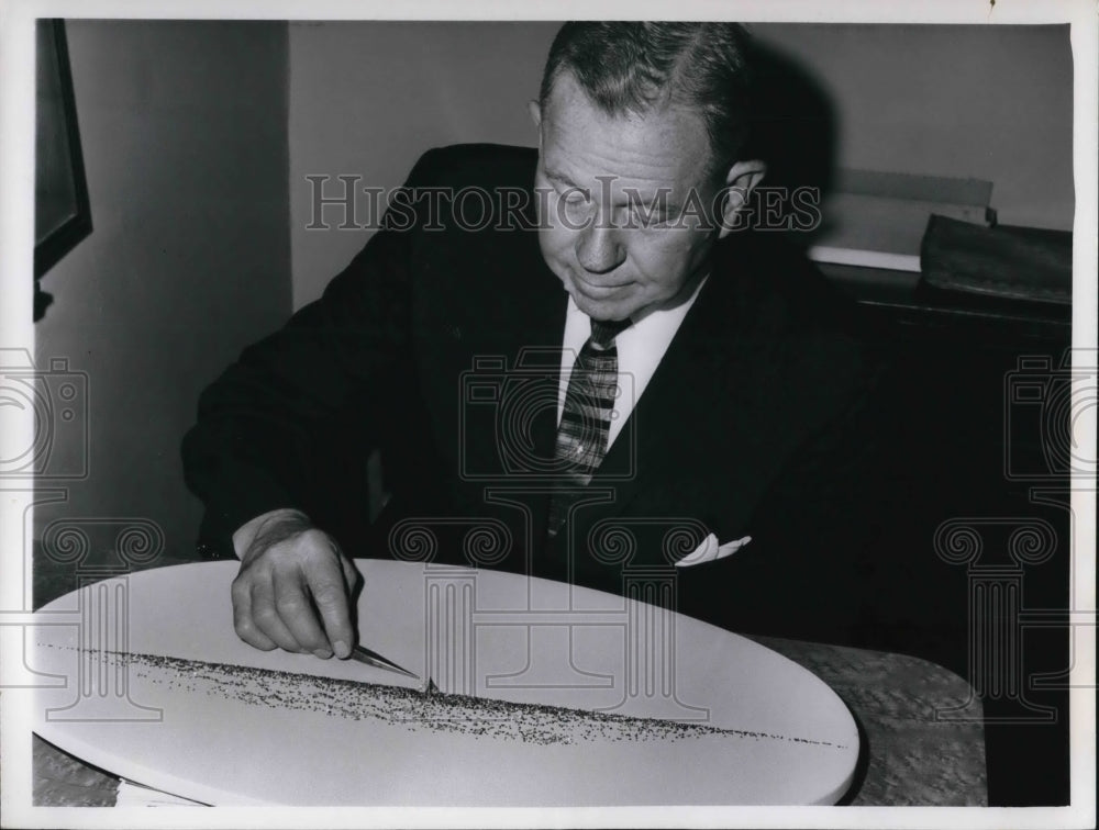 1965 Press Photo Milton M Beattie of H.W. Beattie &amp; Sons Jeweller - cva29829 - Historic Images