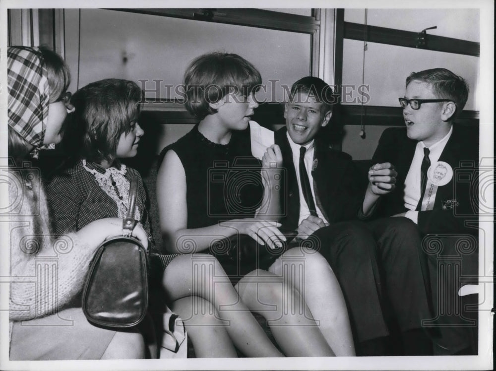 1965 Press Photo Robin Manry talks to school chums at Hopkins Airport - Historic Images