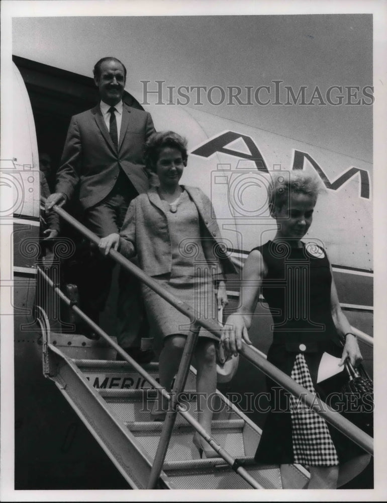 1968 Press Photo Senator and Mrs. George Govern at the campaign - Historic Images