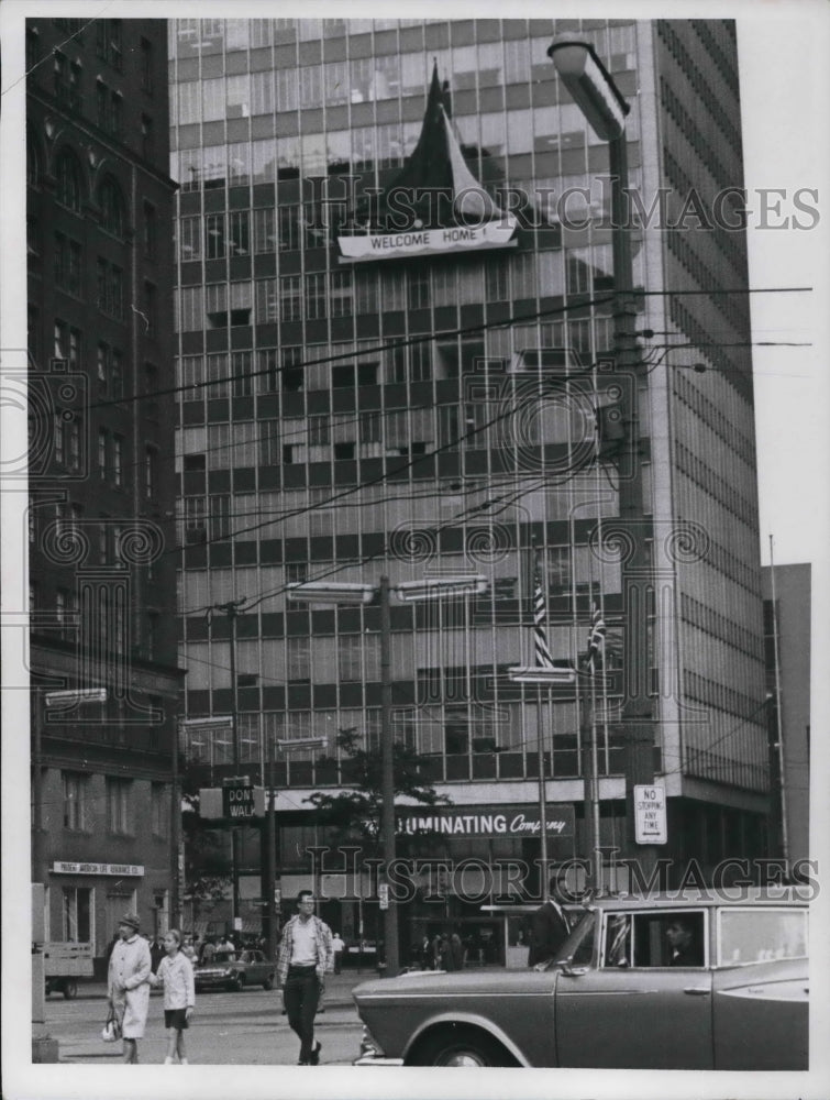 1965 Press Photo Tinkerbelle in relief from CEI Bldg for Robert Manry - Historic Images