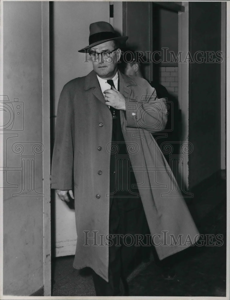 1954 Press Photo Safety Dir. John N. McCormick leaving room 205 City Hospital - Historic Images