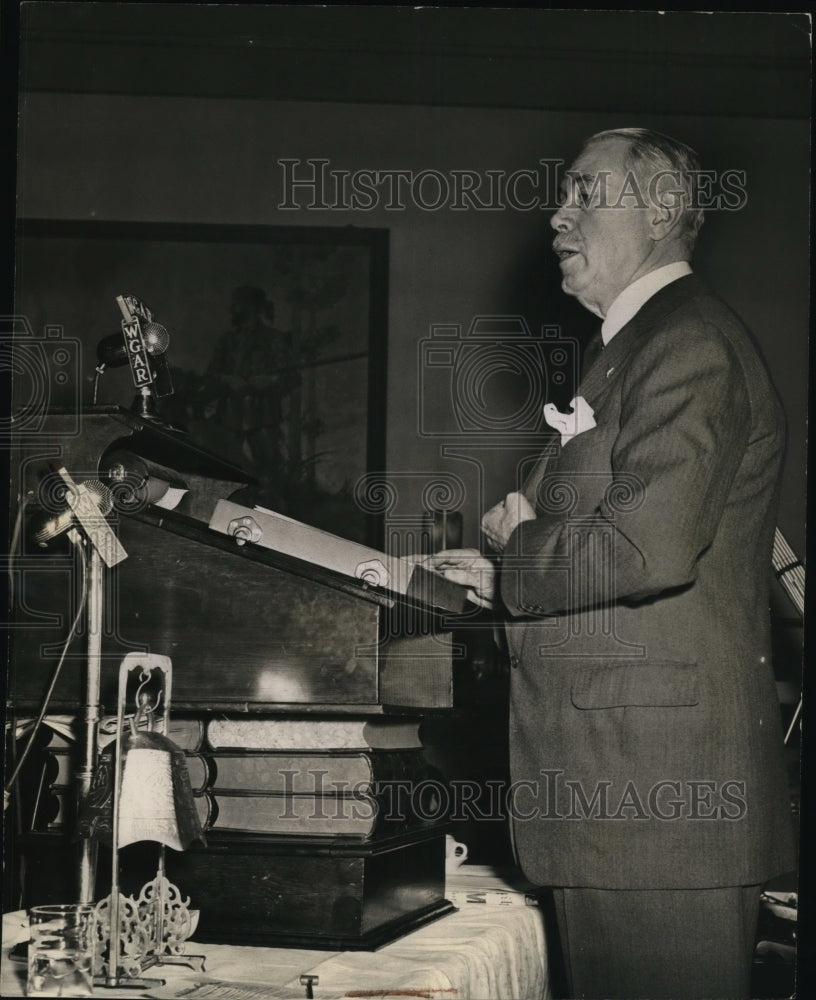 1944 Press Photo Col. Robert R. McCormich addressing the City Club - Historic Images