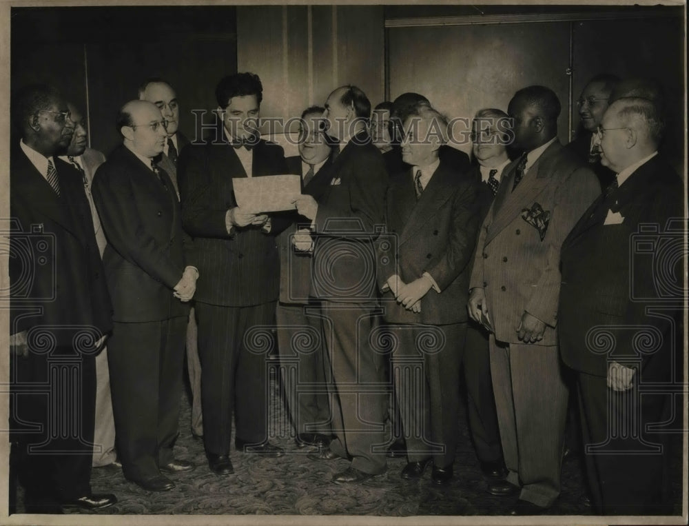 1944 Press Photo Mayor Frank Lausche gets citation from Dr. D.R.Sharp - Historic Images