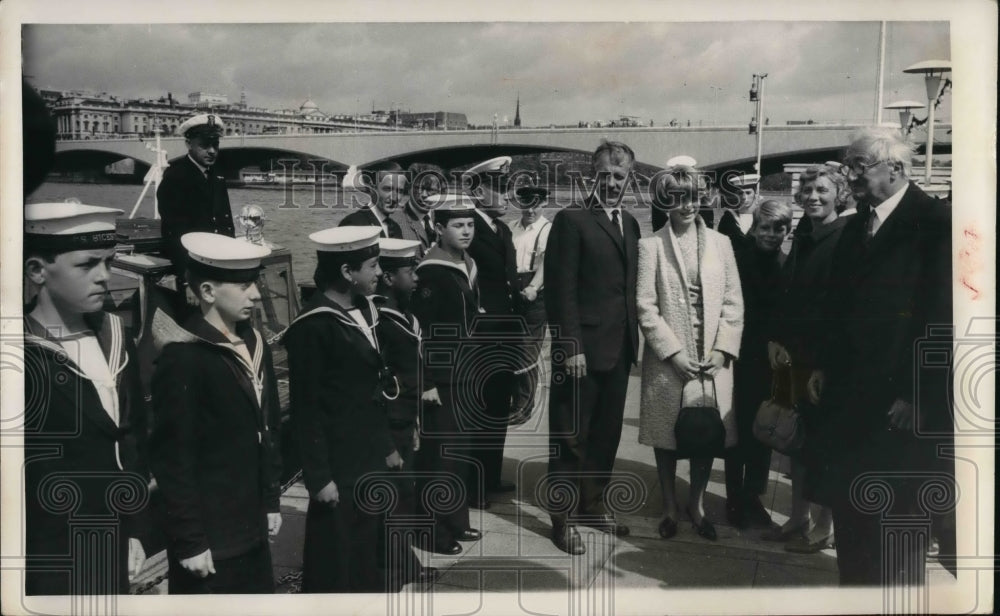 1965 Press Photo Robert Manry and his family at Festival Hall - Historic Images