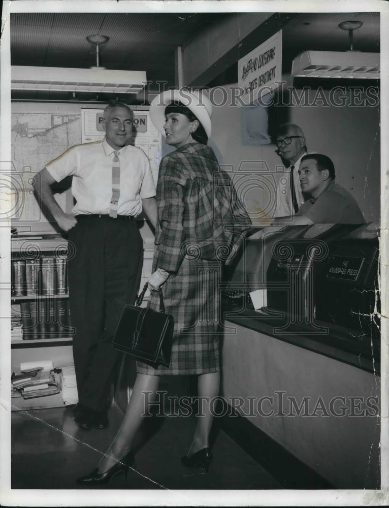 1964 Press Photo Hal Lebovitz sportswriter for Cleveland, Ohio&#39;s sports scene. - Historic Images