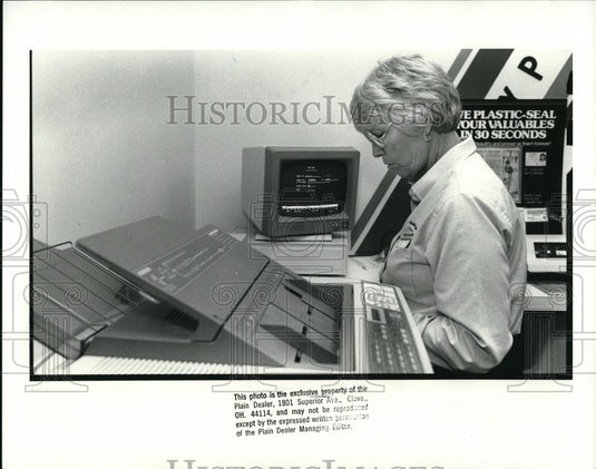 1988 Press Photo Suzanne Obergefeu part owner of Mail Boxes Etc. USA - cva32049 - Historic Images