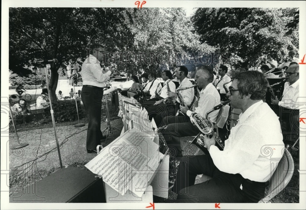 1980 Press Photo George Parrish and the top hats at the free band concert - Historic Images