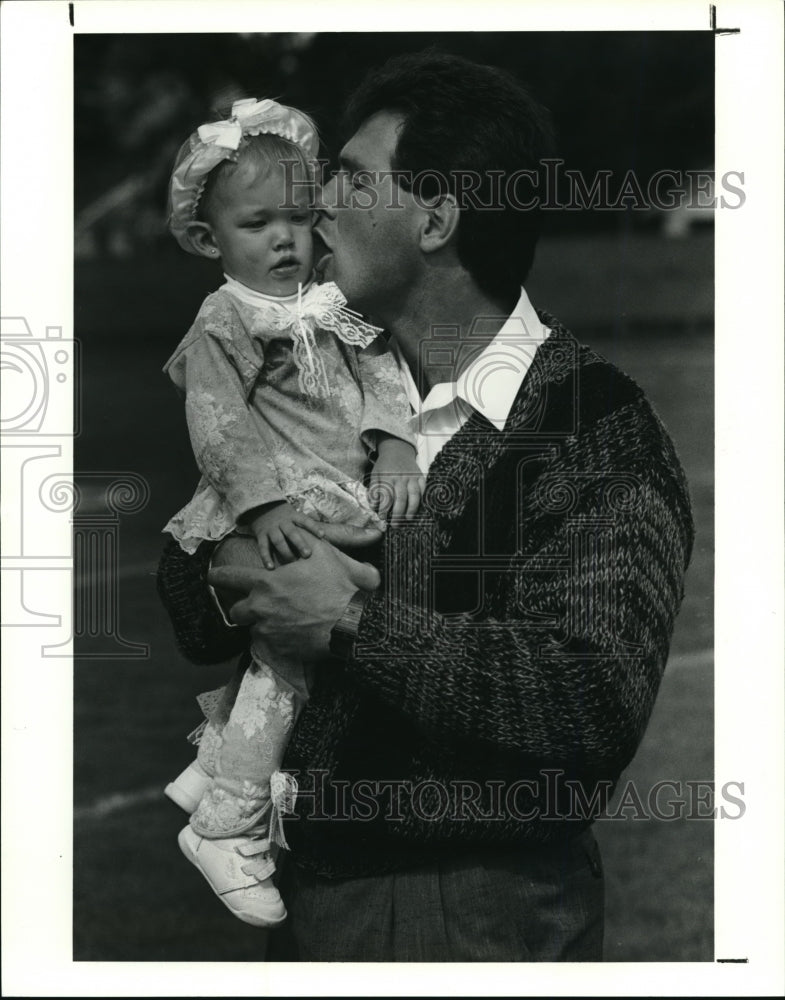 1990 Press Photo Mike Pagel of the Cleveland Browns with his daughter, Kalie - Historic Images