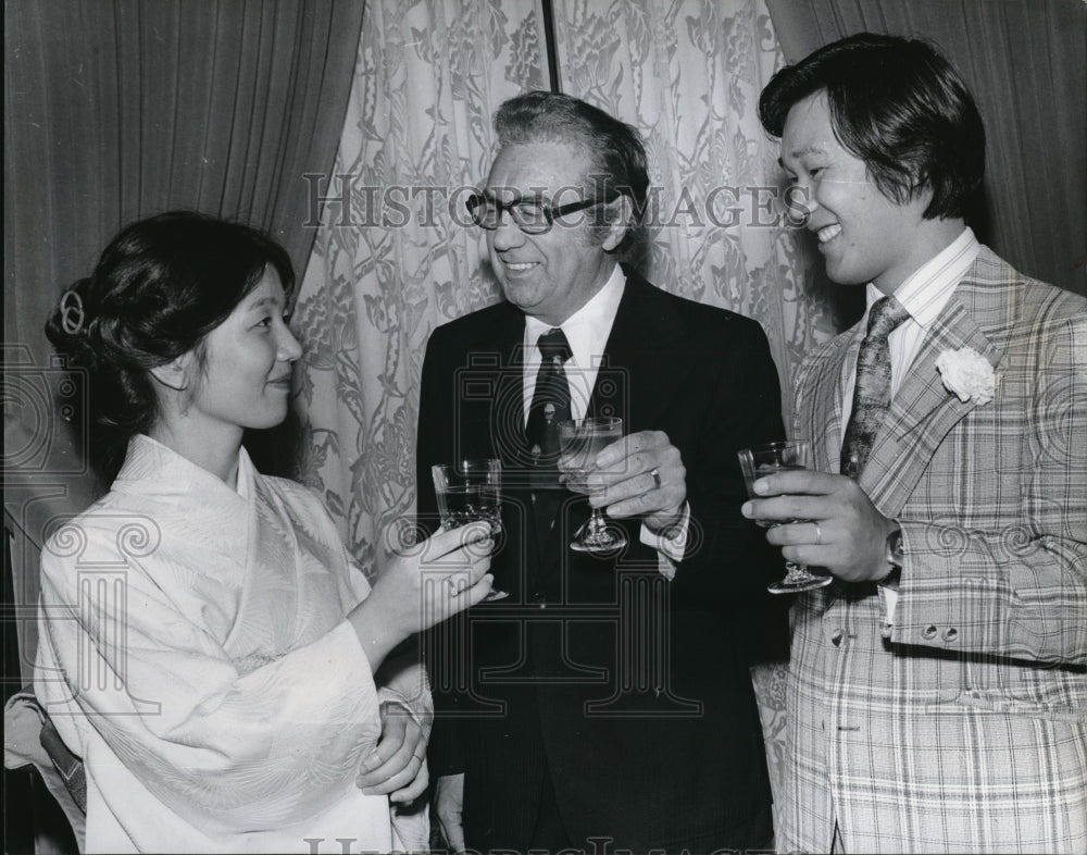 1976 Press Photo Mayor Ralph Perk with the newly weds, Taeko Yamasaki &amp; Hisahiro - Historic Images