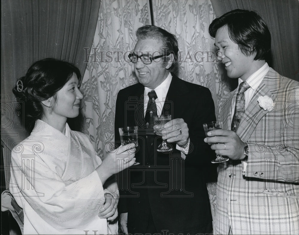 1976 Press Photo Mayor Ralph Perk with the newly weds, Taeko Yamasaki & Hisahiro - Historic Images