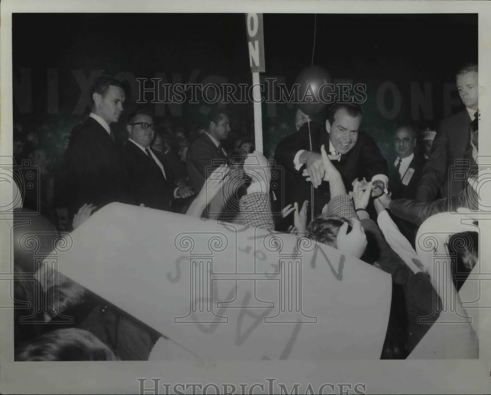 1968 Press Photo Richard Nixon greets crowd during presidential campaign-Historic Images