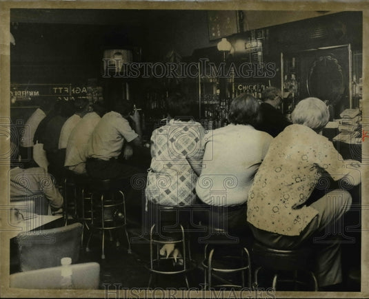 1973 Press Photo Academy Tavern patrons' listening to Pres. Nixon's speech-Historic Images