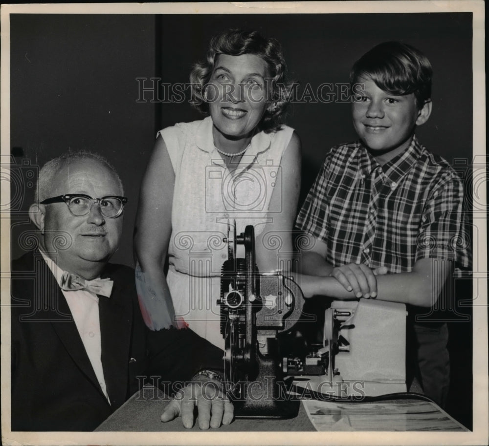 1965 Press Photo Mrs. Virginia Manry, Douglas &amp; Dudley Brumbach look at photos - Historic Images