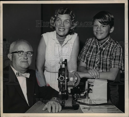 1965 Press Photo Mrs. Virginia Manry, Douglas & Dudley Brumbach look at photos - Historic Images