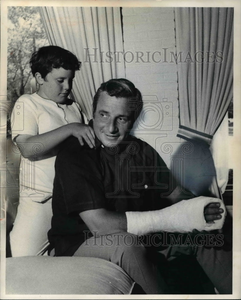 1972 Press Photo Art Modell getting a massage from his son, David Modell - Historic Images