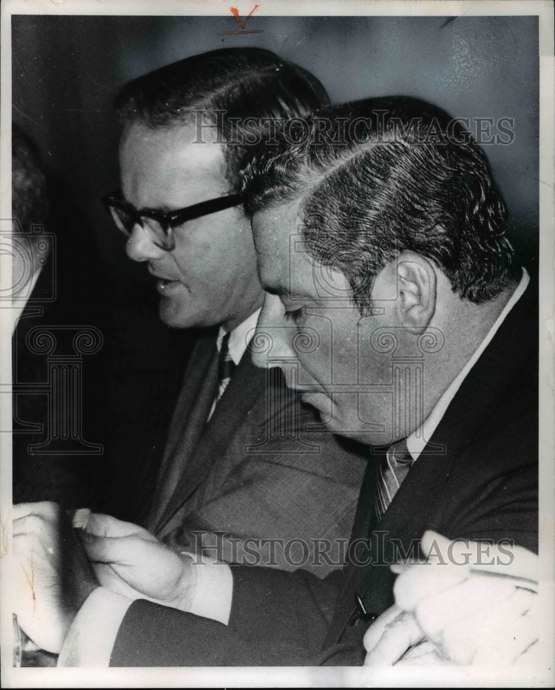 1970 Press Photo Browns owner Art Modell huddles with Lamar Hunt at Shrine Club-Historic Images