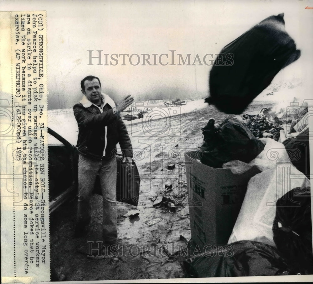 1975 Press Photo Strongsville Mayor John Pearce picks up garbage during strike - Historic Images