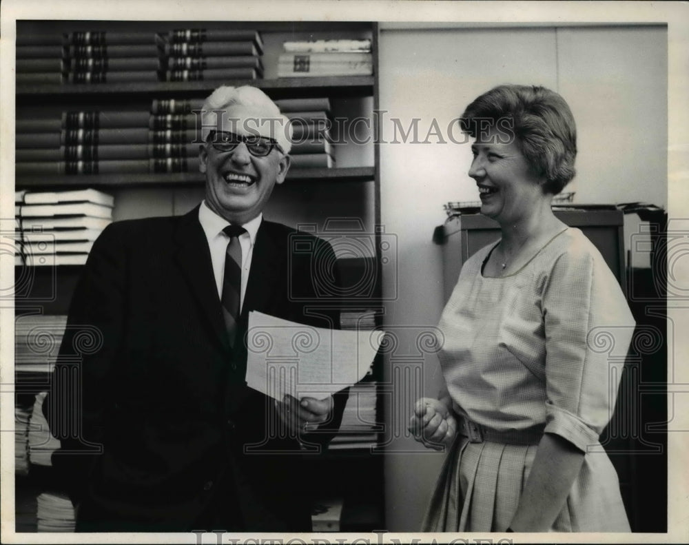 1967 Press Photo Lewis C. Naylor, Cuyahoga Library Dir w/ Mrs. George P. Geib-Historic Images