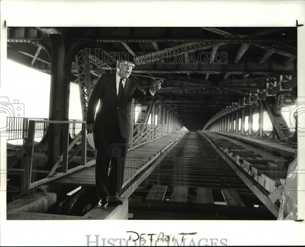 1987, Thomas Neff shows space available under Detroit Superior Bridge - Historic Images