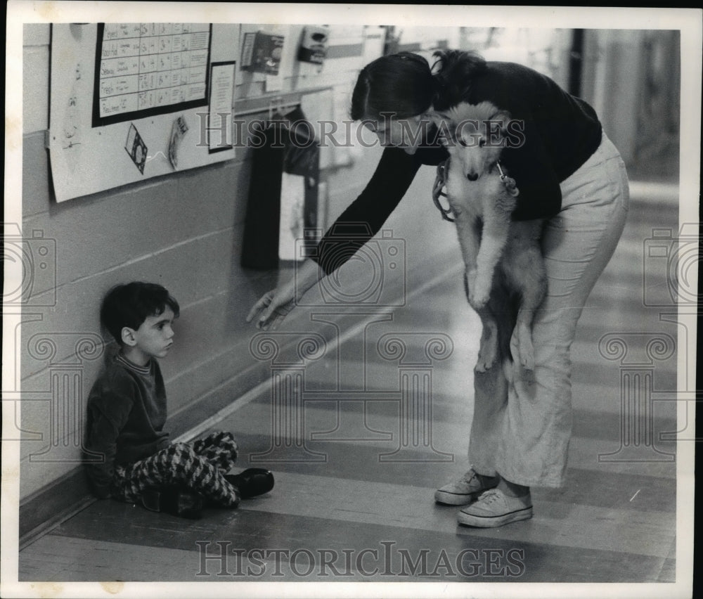 1972 Press Photo Kindergartner sits in the Lincoln Elementary School&#39;s hallway - Historic Images