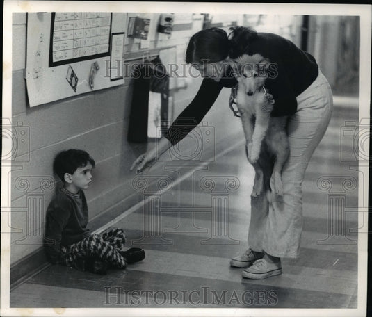 1972 Press Photo Kindergartner sits in the Lincoln Elementary School's hallway - Historic Images