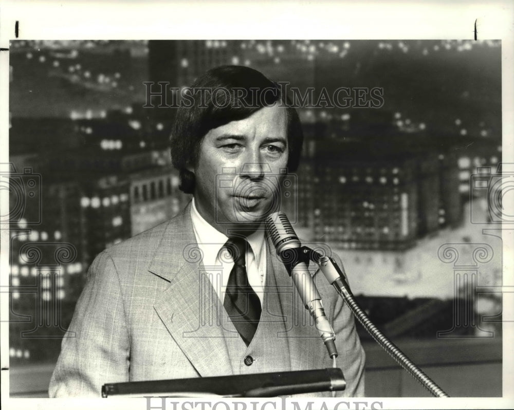 1982, Don Maude of Merrill Lynch speaks in front of the microphone - Historic Images
