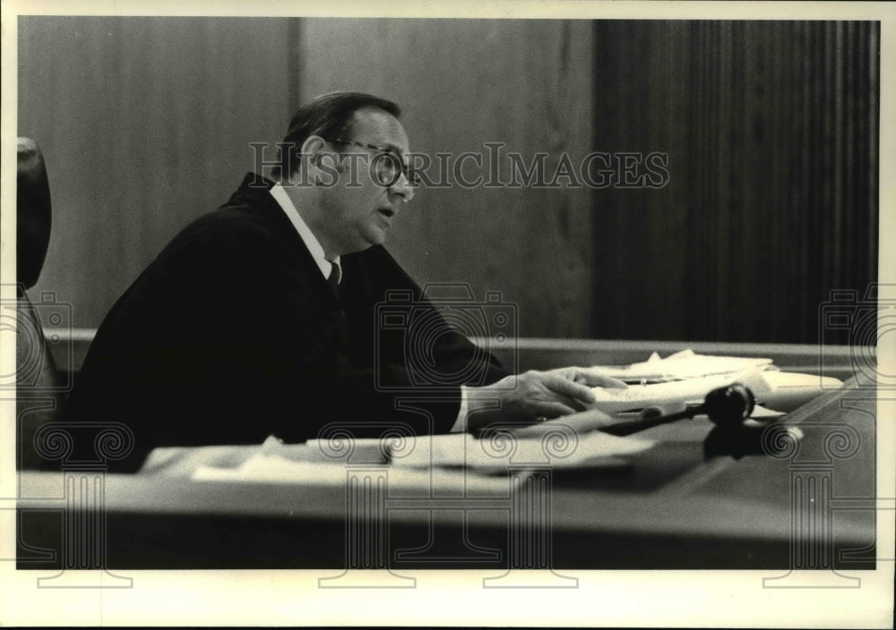 1982 Press Photo Judge David Matia presides at the Jenkins Murder Trial-Historic Images