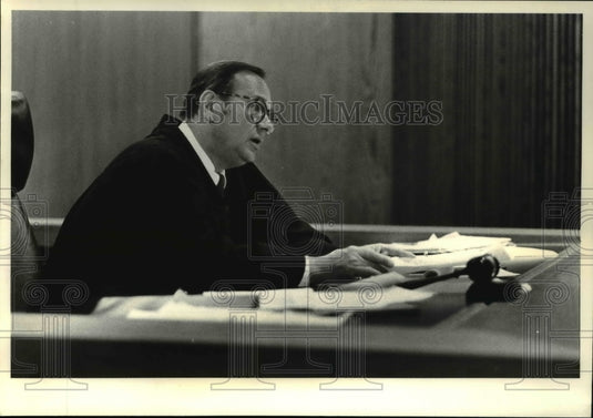 1982 Press Photo Judge David Matia presides at the Jenkins Murder Trial-Historic Images
