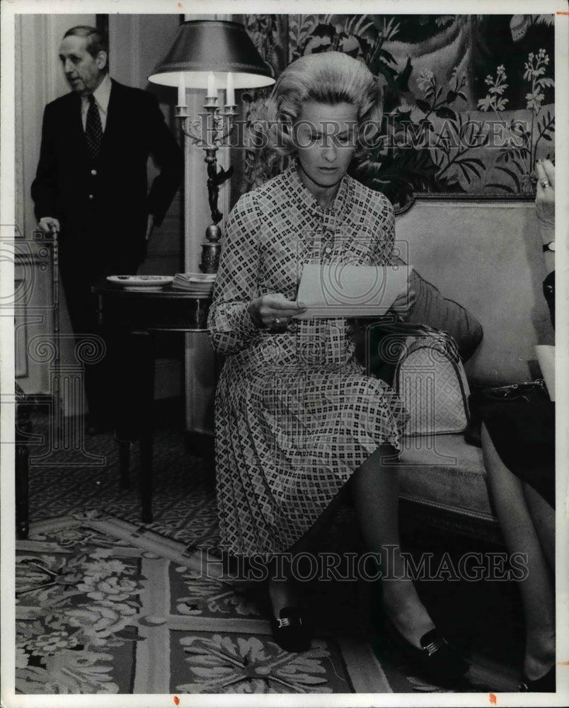 1973 Actress Dina Merrill reading a letter  - Historic Images