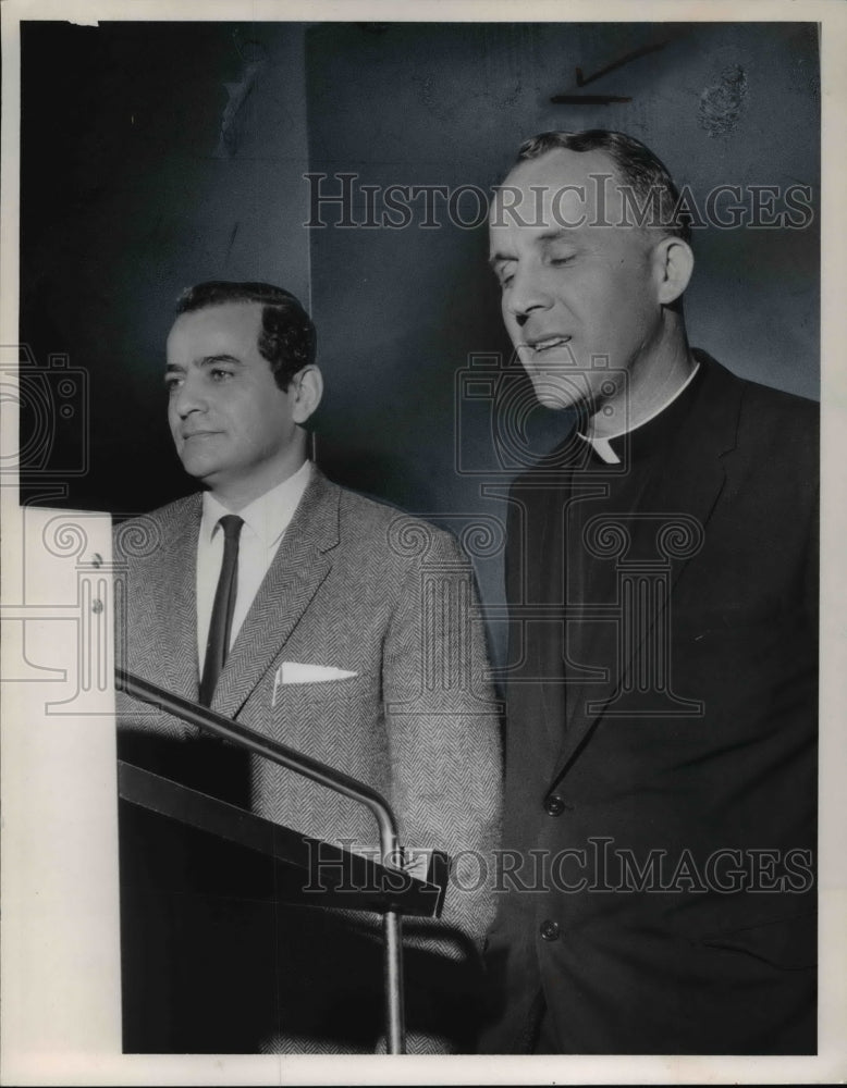 1966 Press Photo Sidney Peck of WRU & Fr Daniel Lyons debate at Case Institute - Historic Images