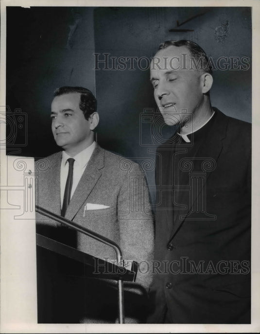 1966 Press Photo Sidney Peck of WRU & Fr Daniel Lyons debate at Case Institute - Historic Images
