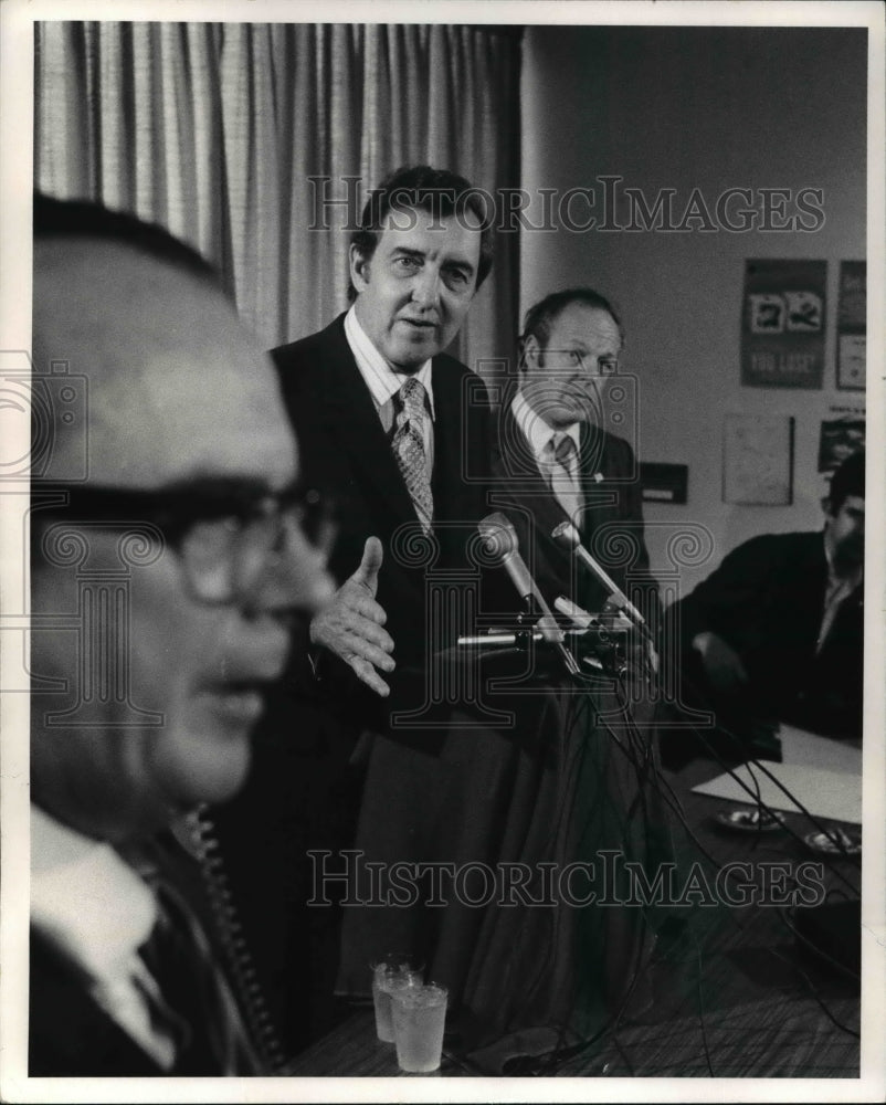 1972 Press Photo Sen Edmund Muskie at Burke Lakefront Airport - cva34575-Historic Images