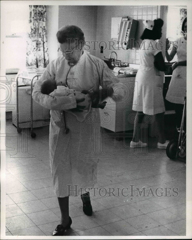 1971 Press Photo Dr Sarah Marcus, President of Women&#39;s Hospital- in nursery - Historic Images