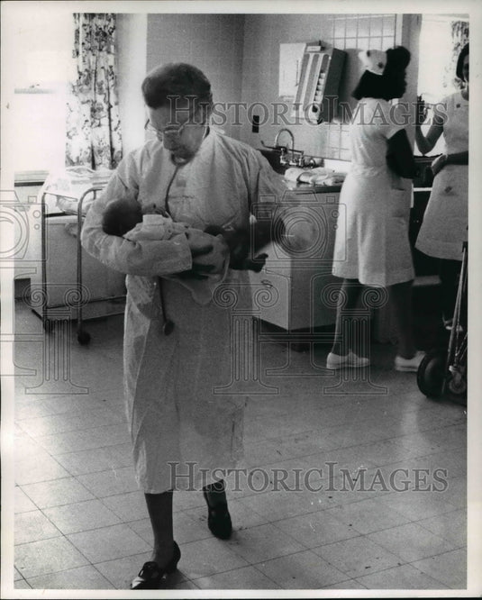 1971 Press Photo Dr Sarah Marcus, President of Women's Hospital- in nursery - Historic Images