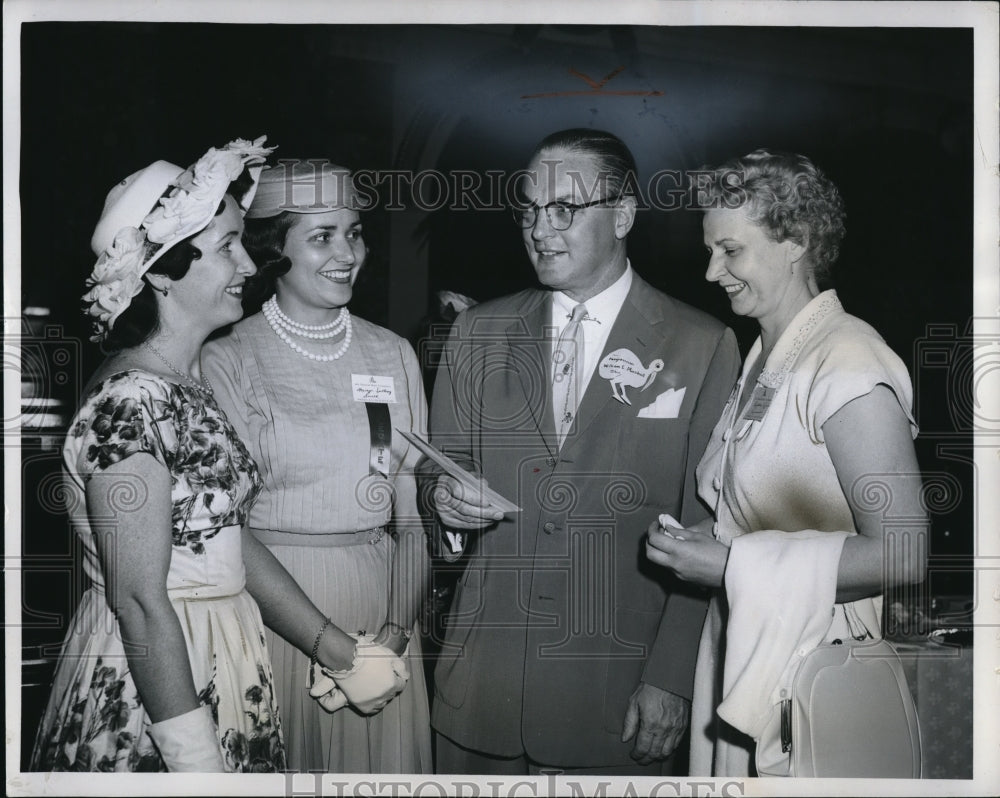 1960 Press Photo Congressman William Minshall with Mrs Gerald Smith - Historic Images