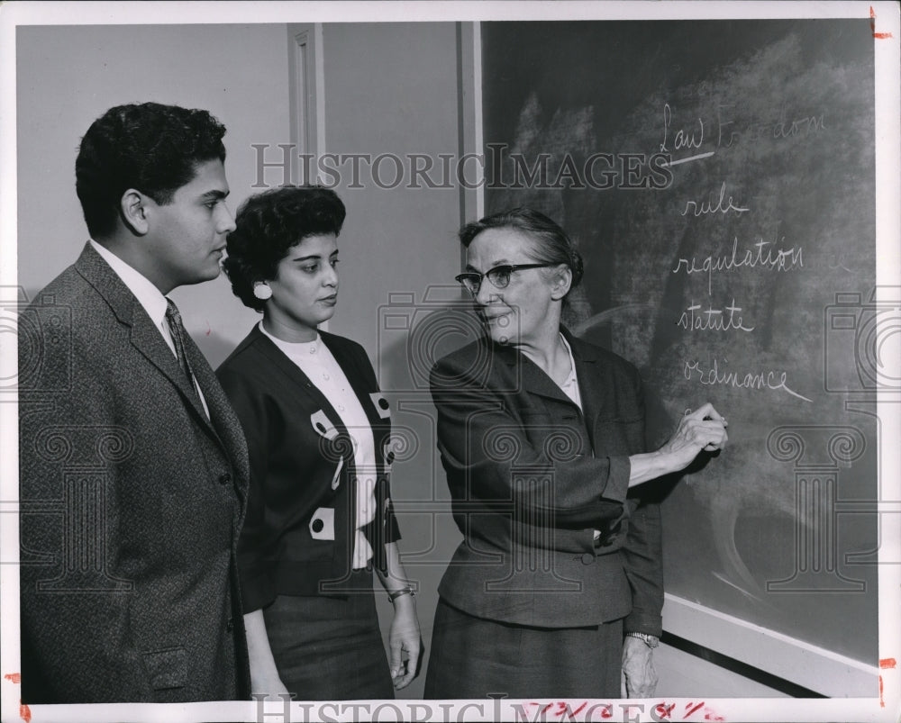 1958 Press Photo Dr. Mary Reid, English professor at WRU - Historic Images