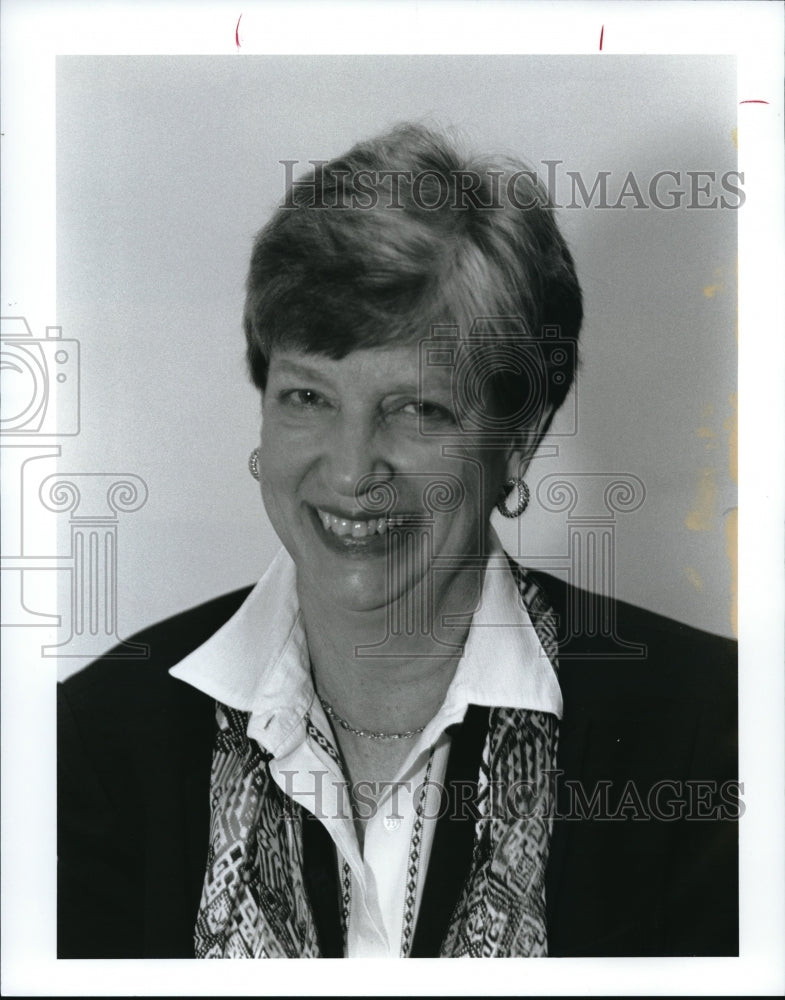 1998 Press Photo Louise W. Mackie as museum&#39;s Curator of Textiles &amp; Islamic Art - Historic Images