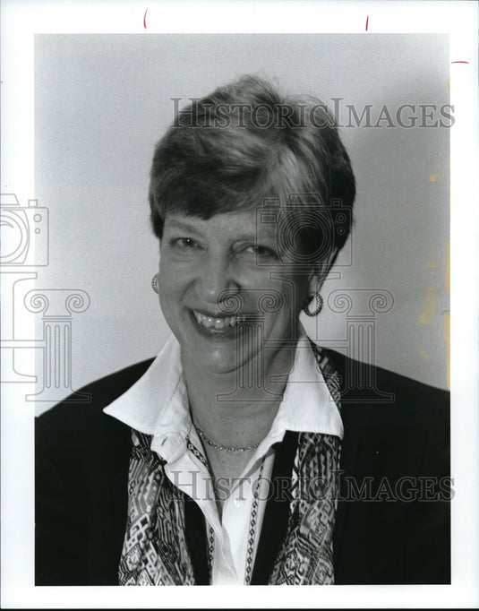 1998 Press Photo Louise W. Mackie as museum's Curator of Textiles & Islamic Art - Historic Images