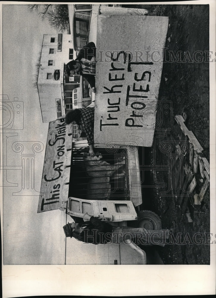 1974 Press Photo Independent Strikers - Historic Images