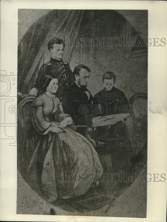 1930 Press Photo Abraham Lincoln's family painting at Mr. Zimmerman's attic - Historic Images