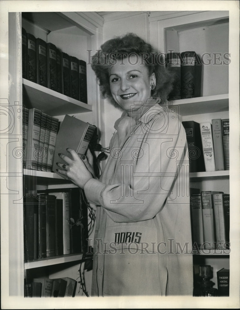1944 Press Photo Doris Nolan, plays the role Nan, reading the Harvard Classics - Historic Images
