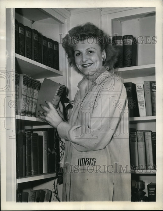 1944 Press Photo Doris Nolan, plays the role Nan, reading the Harvard Classics - Historic Images
